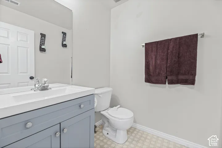 1/2 bathroom of living area