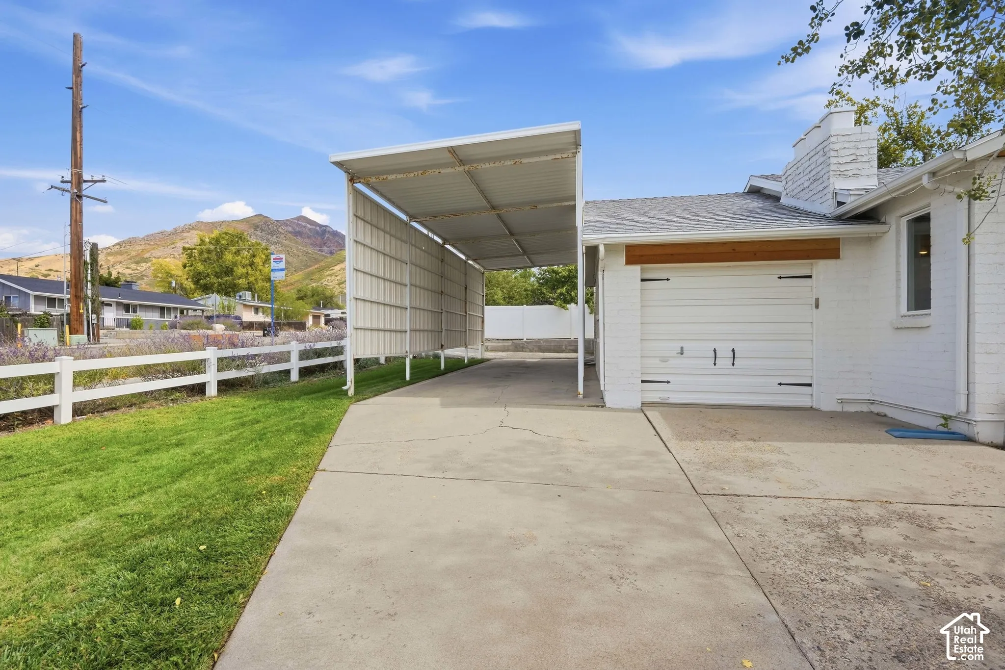 Enough space to park 7 cars and your RV & Boat!  Entrance from front of house.