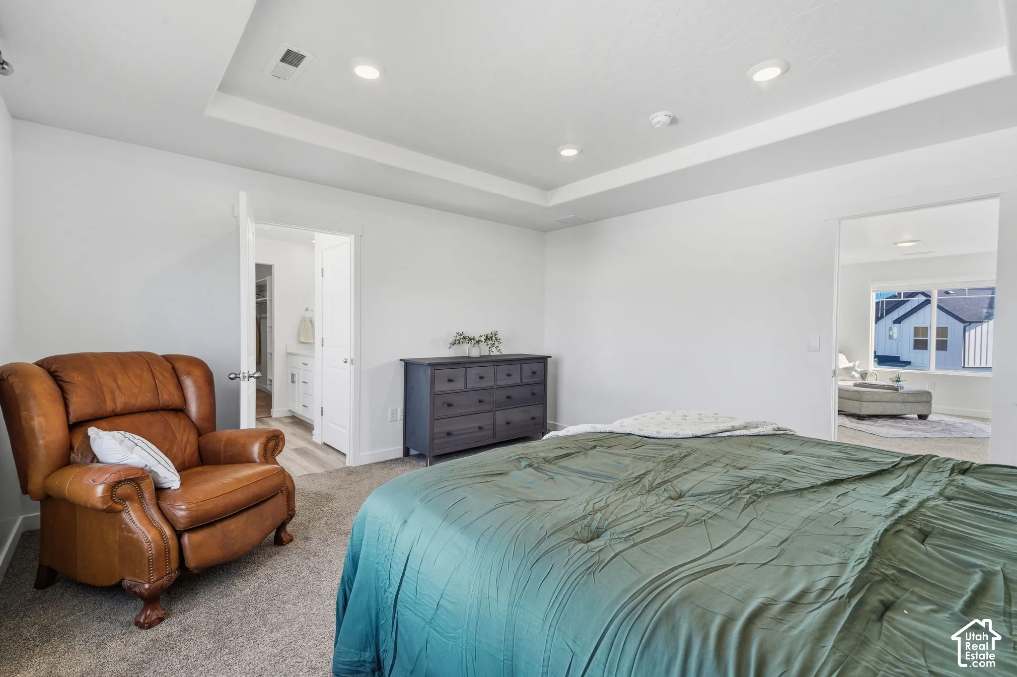 Tray ceiling with recessed lighting