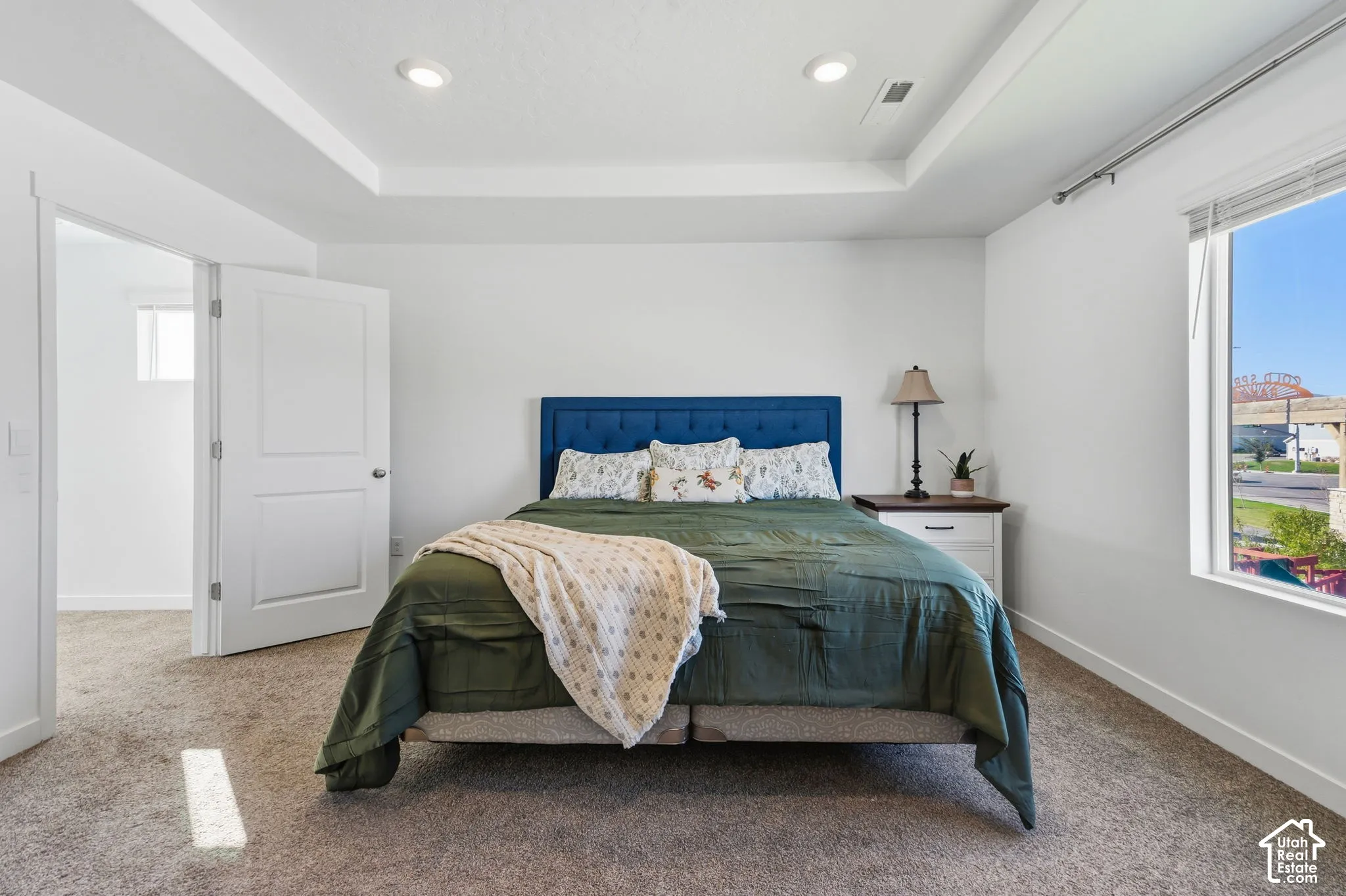 Tray ceiling with recessed lighting