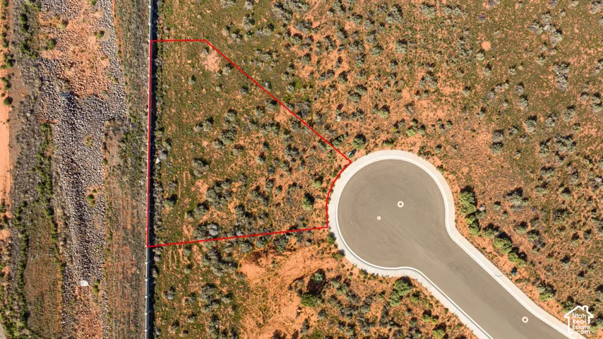 Residential lot with cul-de-sac frontage and natural desert landscaping