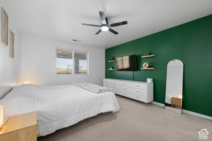 Recessed window with horizontal blinds