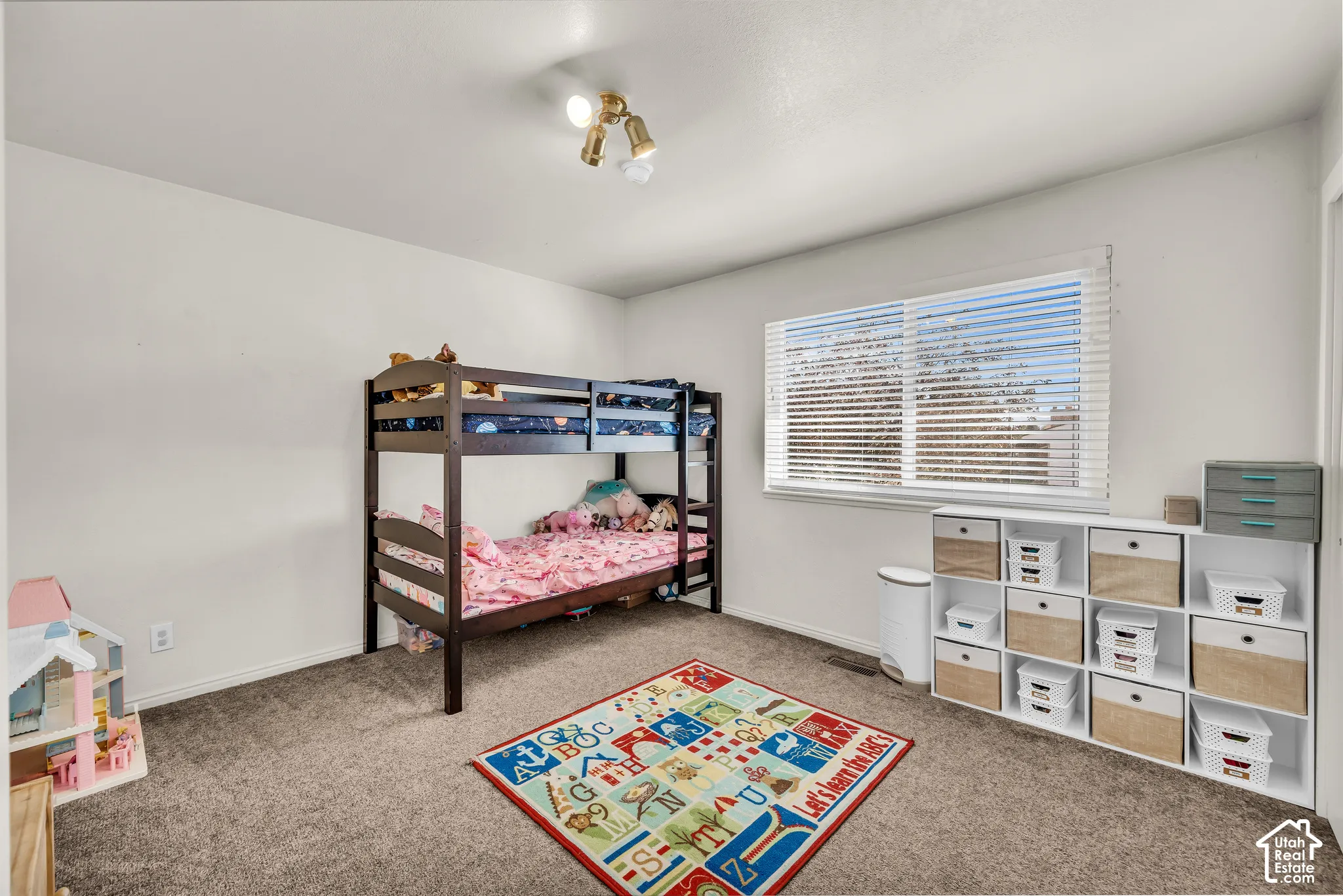Carpeted room with a double-paned window  with blinds