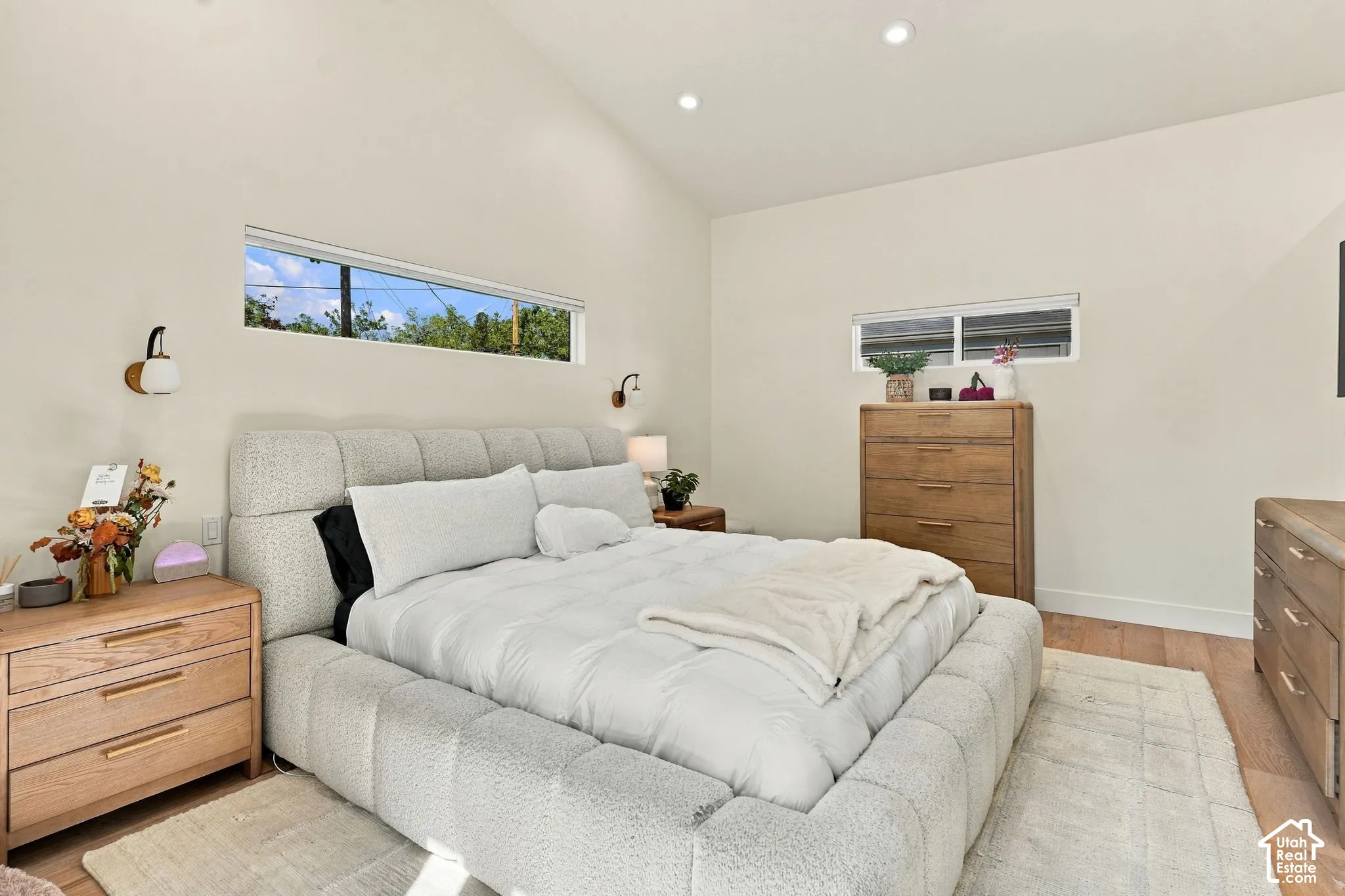 Vaulted ceiling with recessed lighting