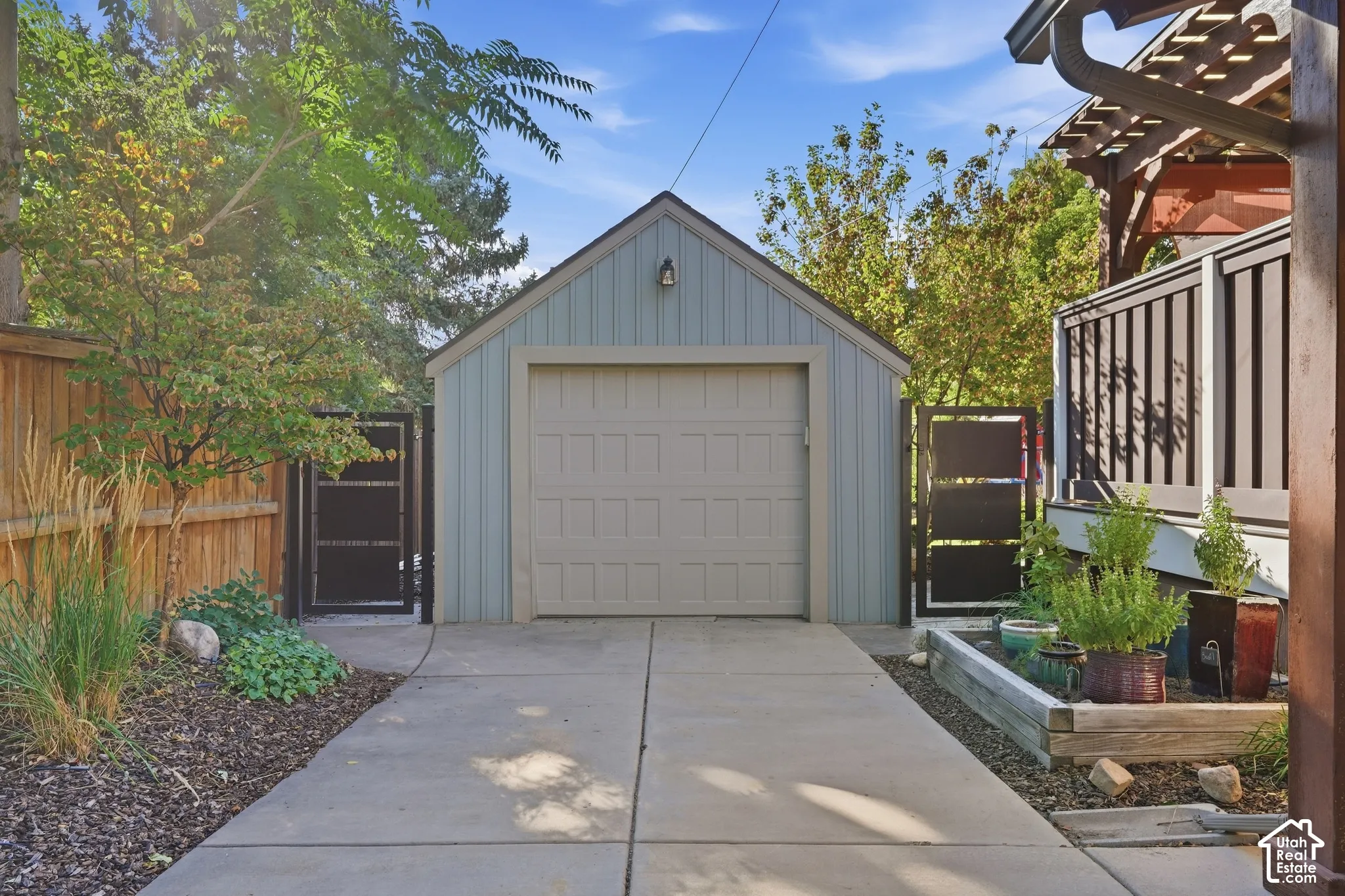 Detached garage