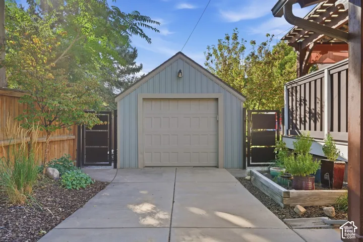 Detached garage