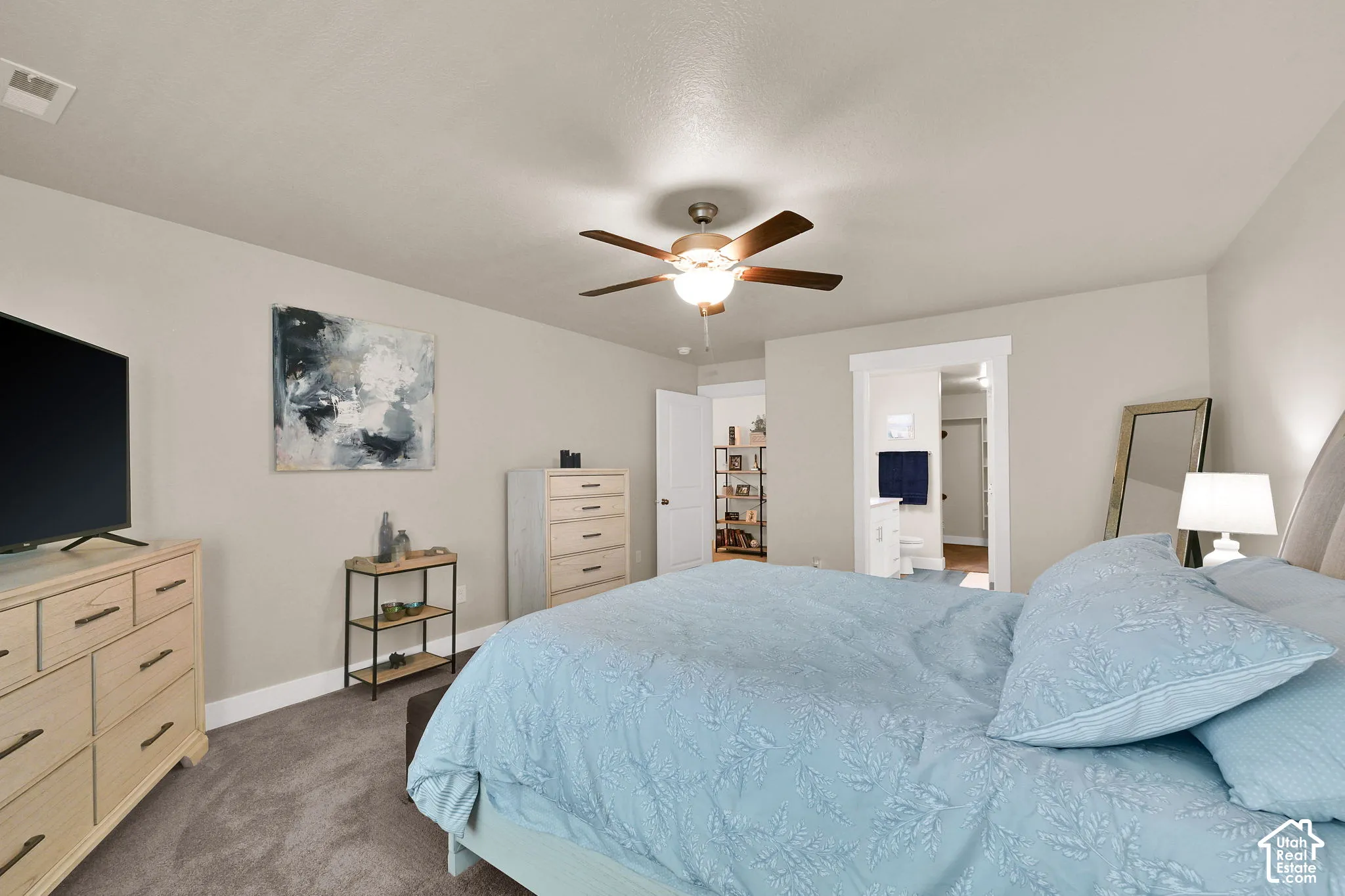 Ceiling fan with integrated lighting, carpeted flooring, and neutral wall tones
