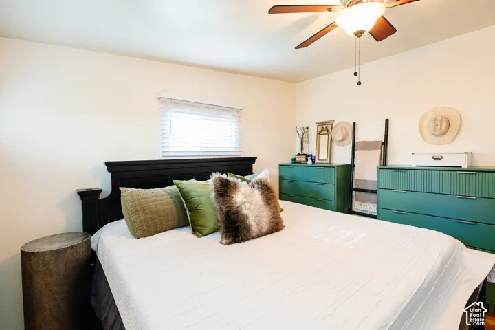 Recessed window with blinds, ceiling fan with integrated lighting, and neutral wall finishes