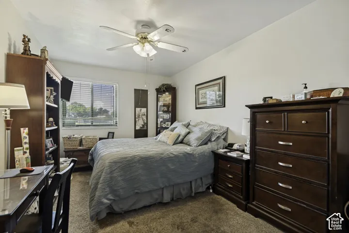 Window with horizontal blinds, ceiling fan with integrated lighting, and wall-to-wall carpeting
