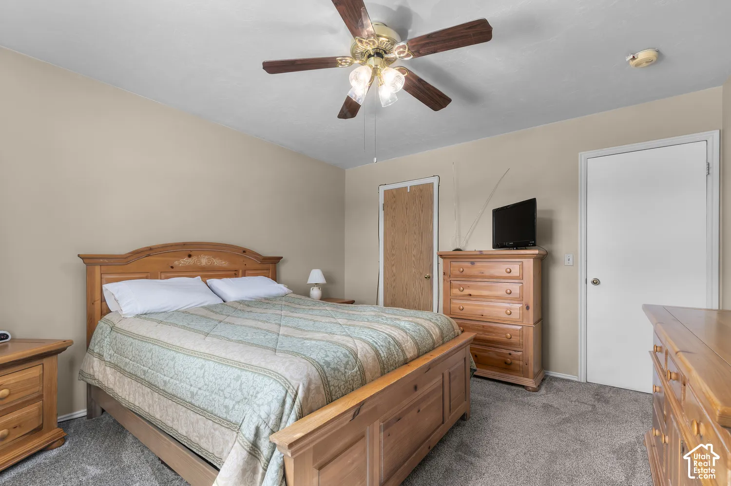 Vaulted ceiling with a ceiling fan