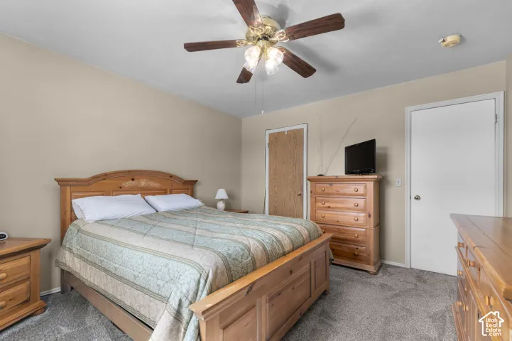 Vaulted ceiling with a ceiling fan