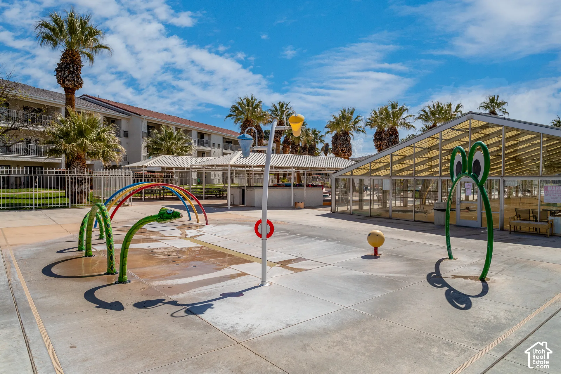 Splash pad with multiple water features