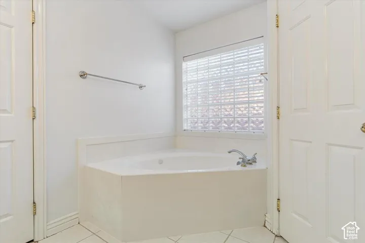Corner soaking tub with a tiled surround
