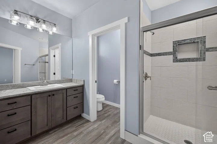 Walk-in shower with tiled surround and built-in niche