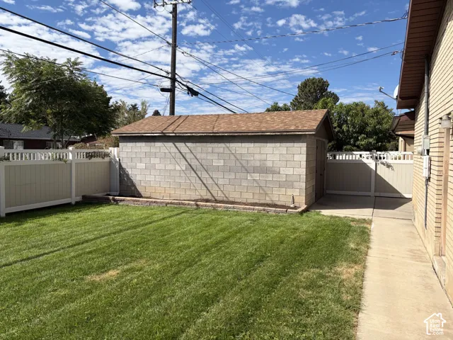 Workshop/shed and side yard with garden planter
