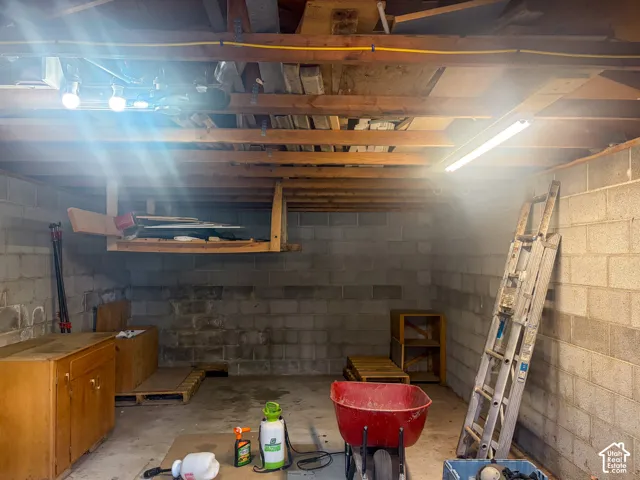 Workshop with storage