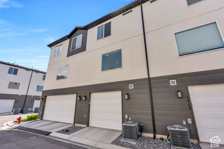 Multi-level exterior with a two-tone facade