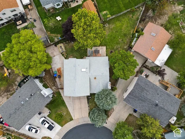 Cul-de-sac property featuring mature trees and a concrete driveway