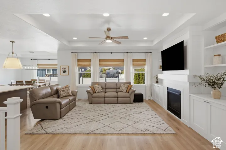 Tray ceiling with recessed lighting and ceiling fan