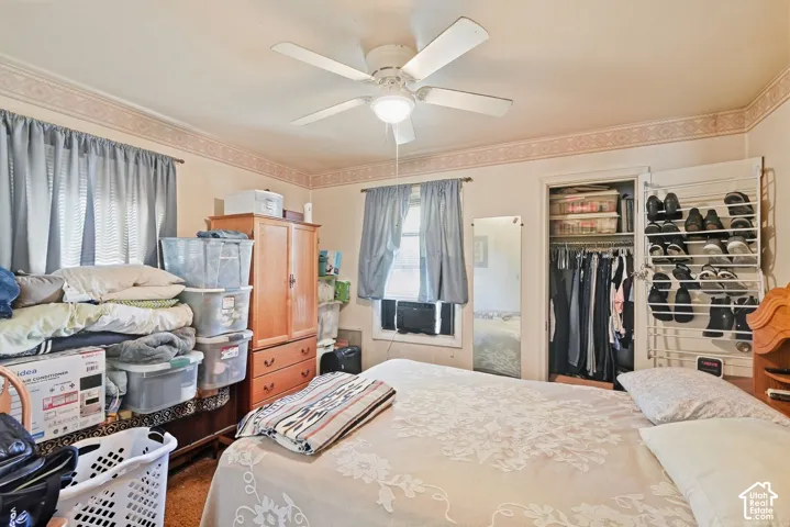 Ceiling fan with integrated lighting