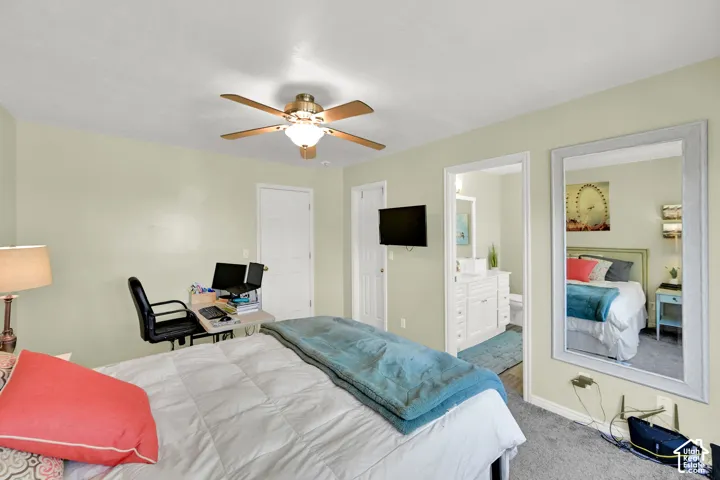 Ceiling fan with integrated lighting