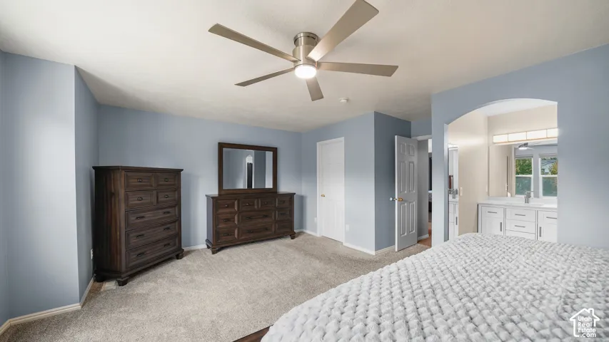 Carpeted room with a ceiling fan