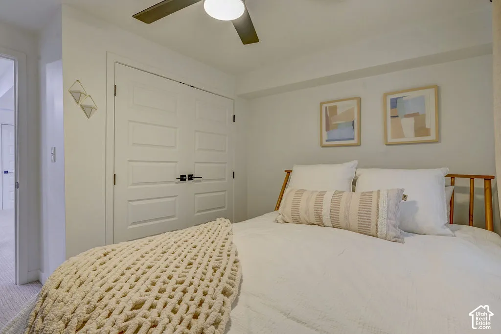 Integrated ceiling fan with light fixture
