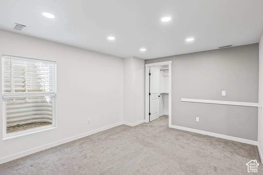 Bedroom with walk-in closet - Basement