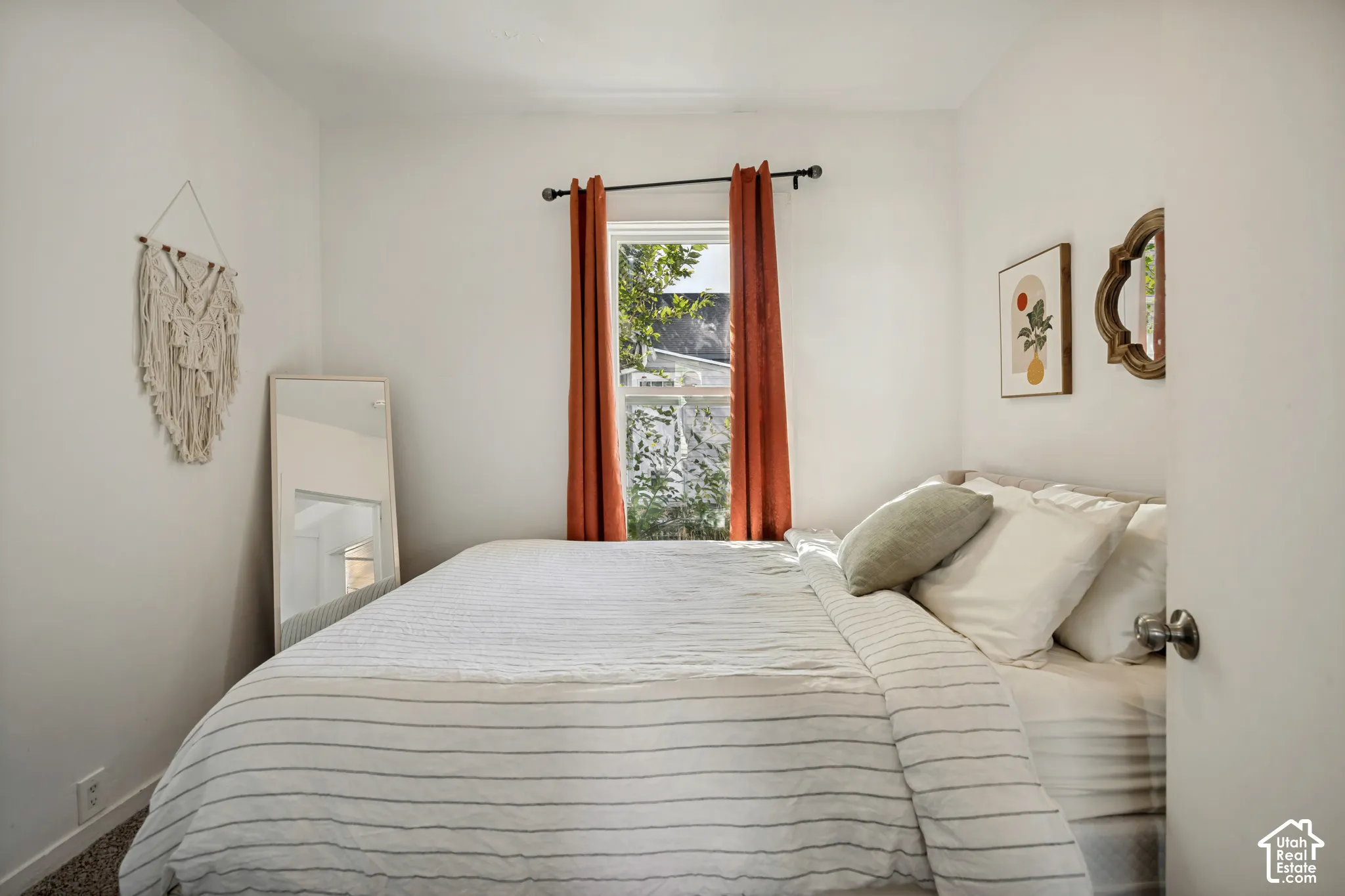 White wall finishes
