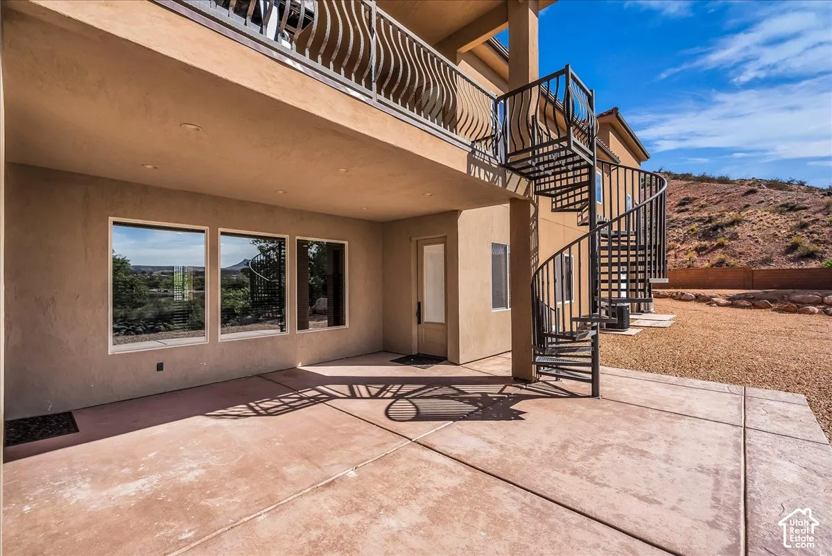 Covered patio with a concrete surface