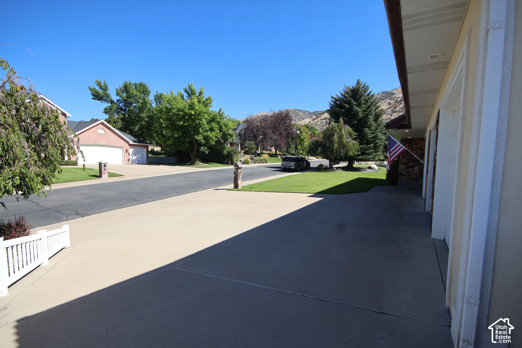 Paved driveway with ample parking