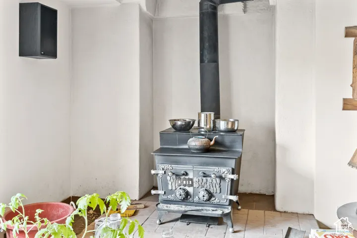 Cast iron wood-burning stove with integrated chimney