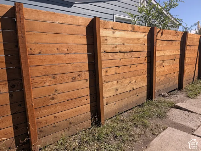 Wood privacy fence with horizontal plank construction