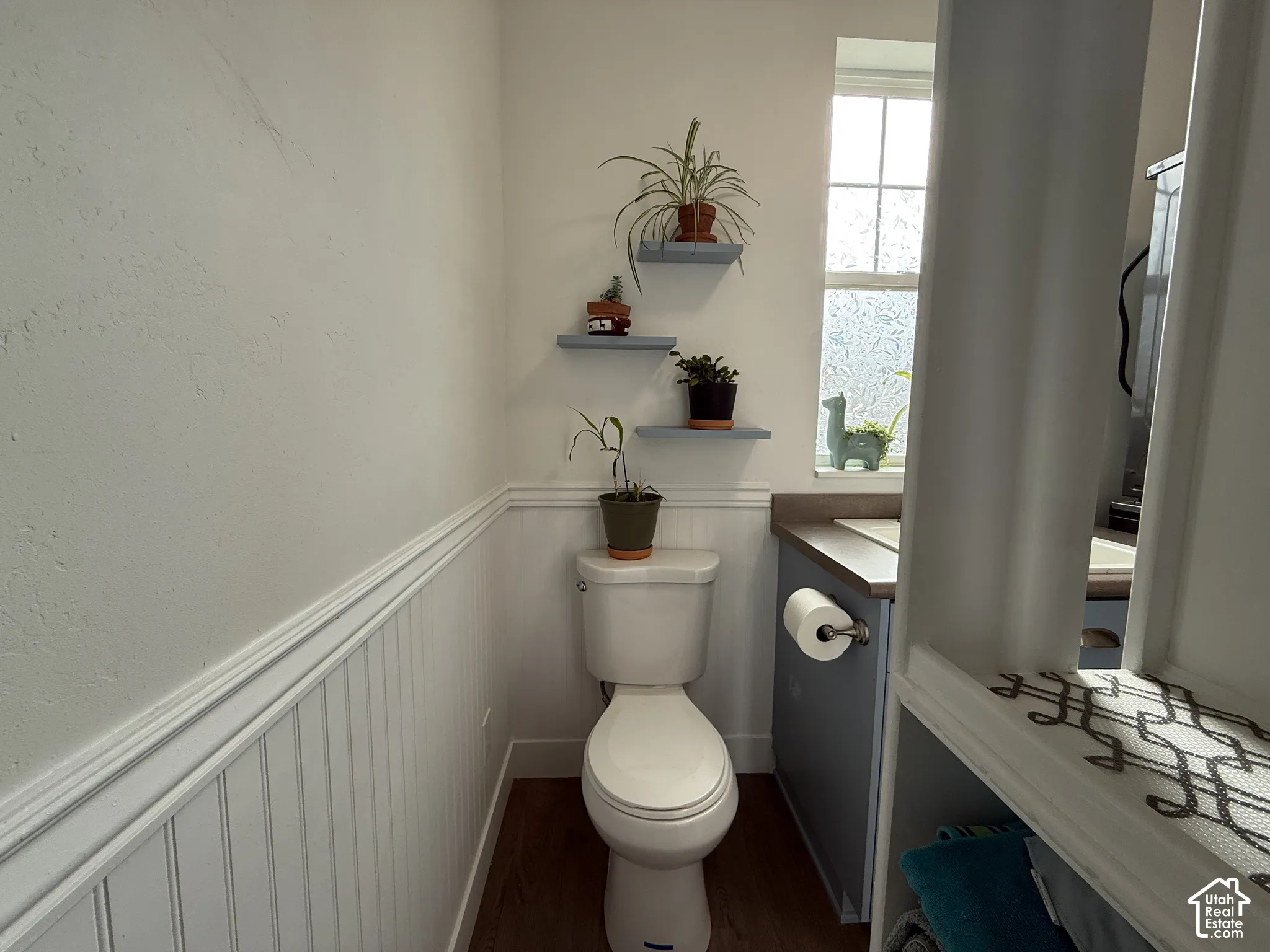 White beadboard wainscoting with decorative trim