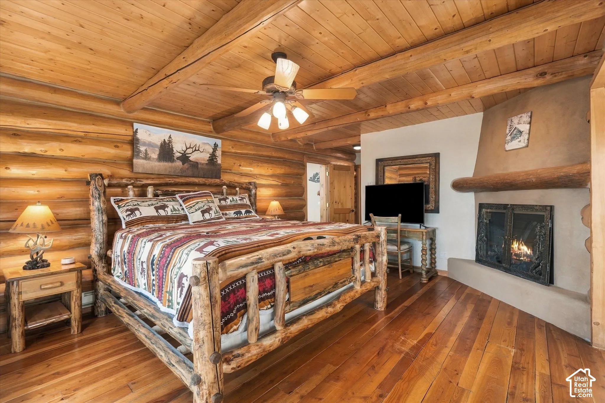 Log walls and ceiling with exposed beams
