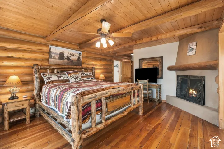 Log walls and ceiling with exposed beams