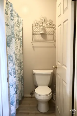 Hall Bathroom attached to previous picture
