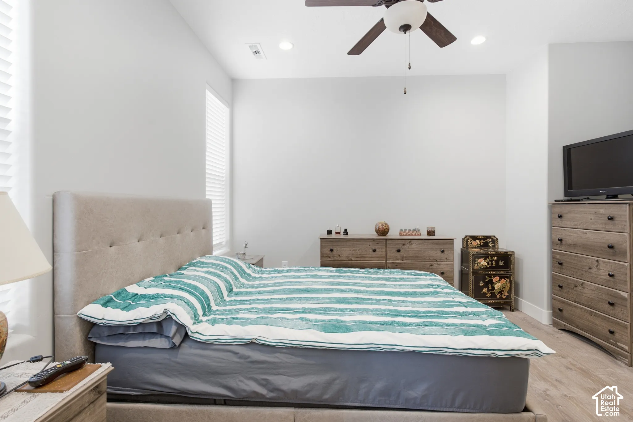 Recessed lighting, wood-finish flooring, ceiling fan, and window blinds