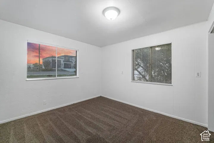 Neutral wall finishes and brown carpeting