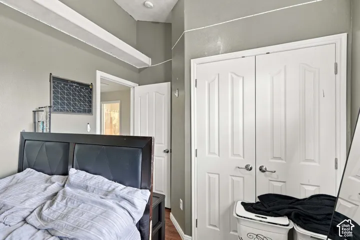 Tray ceiling with exposed decorative beam