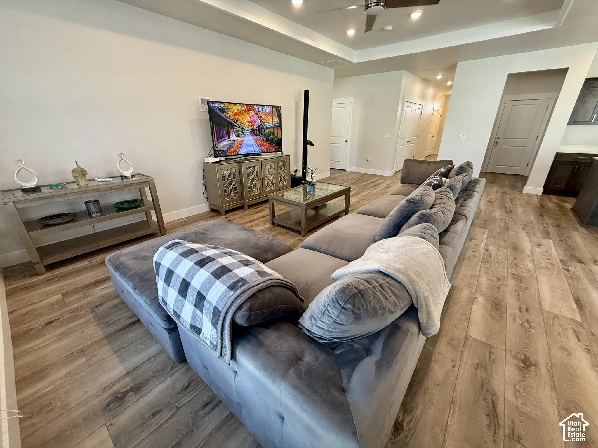 Tray ceiling with recessed lighting