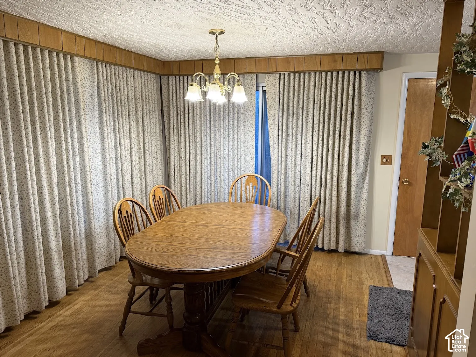 Wood-finish flooring with a textured ceiling