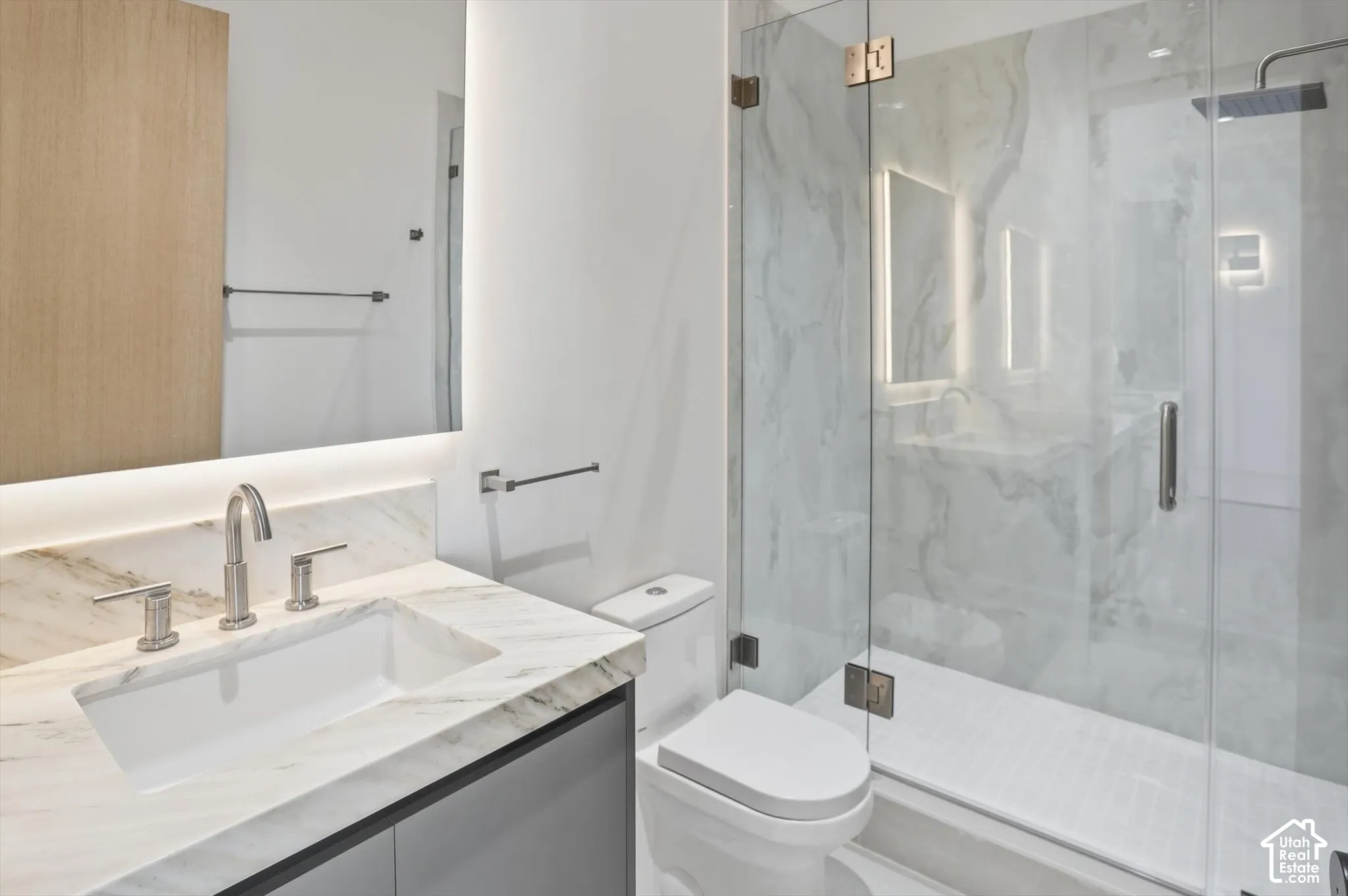 Downstairs 1 bedroom studio apartment bathroom