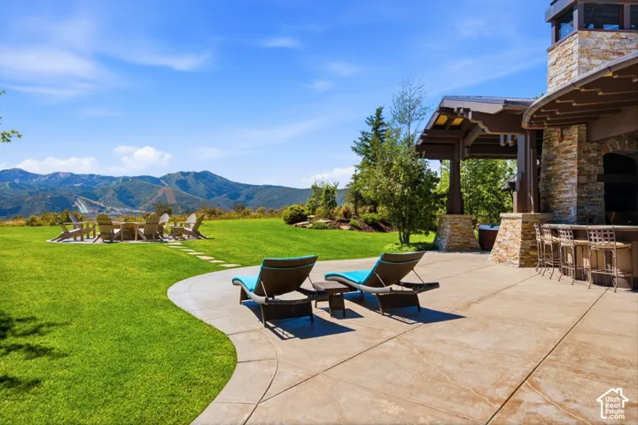 Outdoor Entertaining with Views!