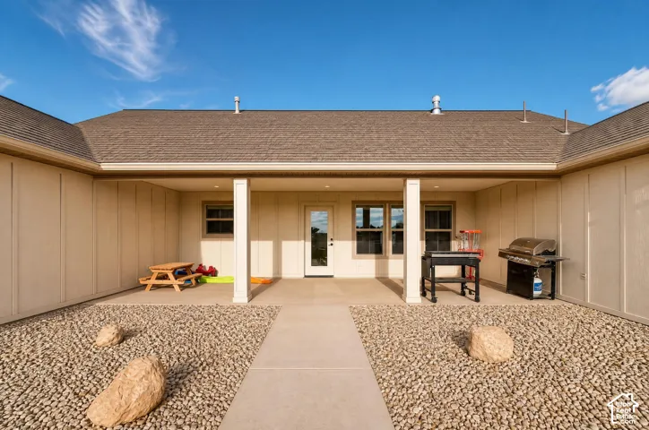 Covered patio with a concrete surface, supported by architectural columns