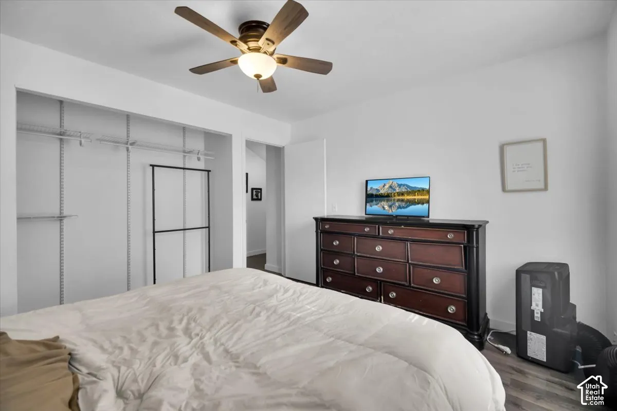 Ceiling fan with integrated lighting