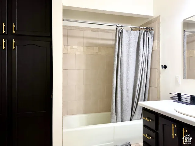 Hallway Full Bathroom