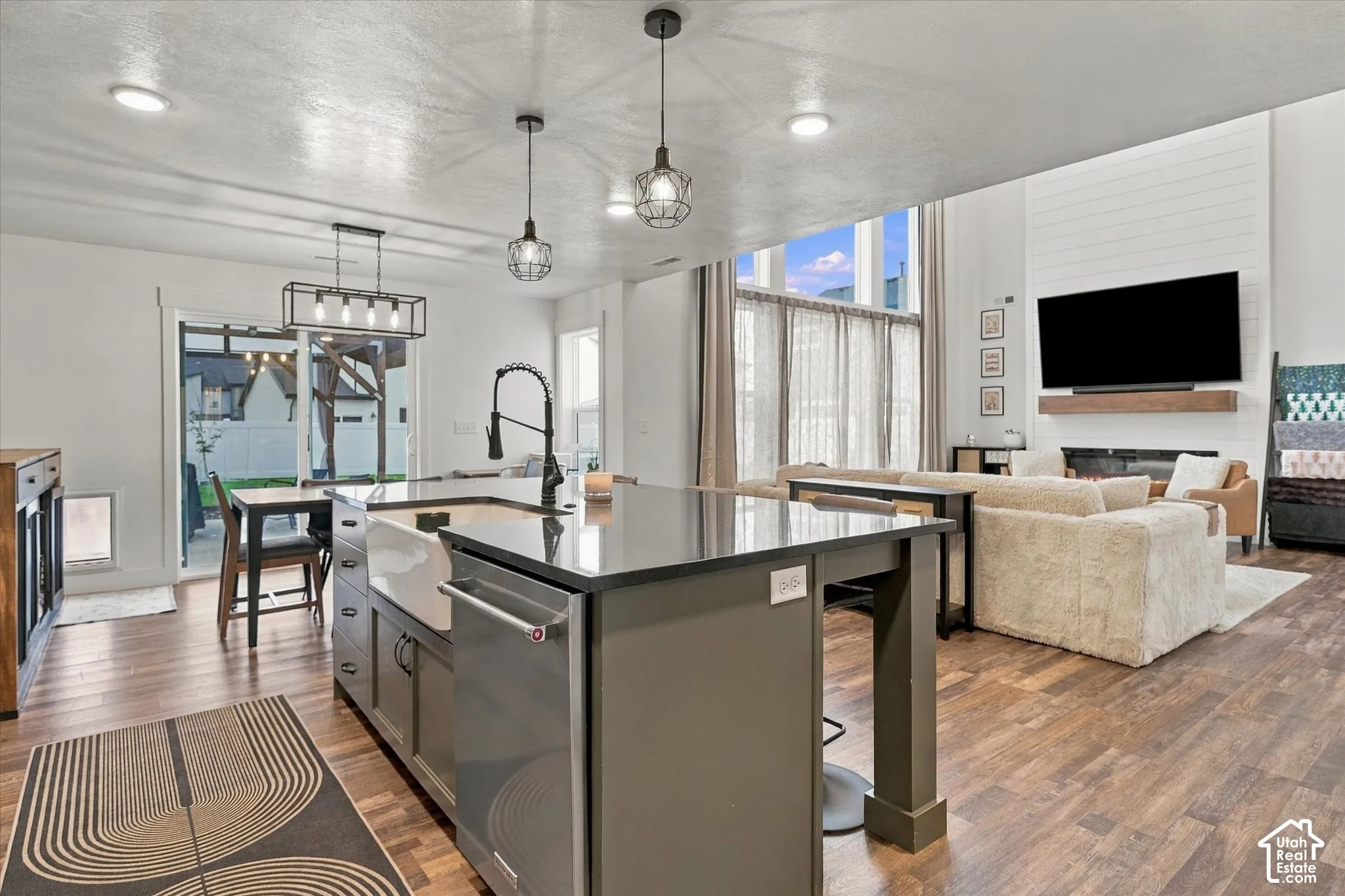 Kitchen island with an undermount farmhouse sink and integrated dishwasher