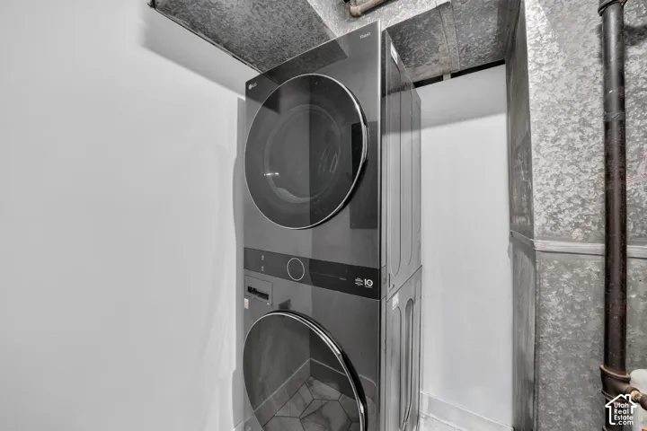 Stacked laundry unit