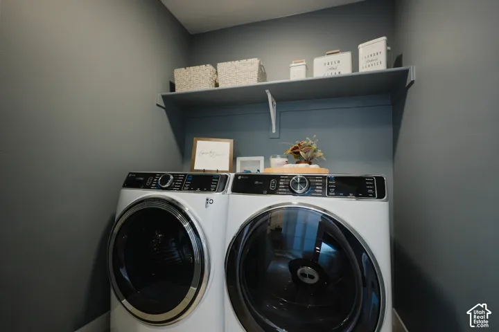 Built-in shelving unit with white support brackets